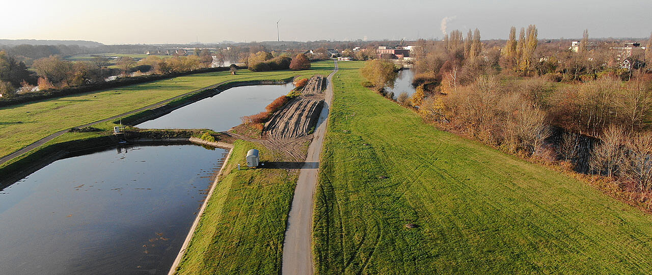 Ein großes Sandfilterbecken mit Wasser gefüllt